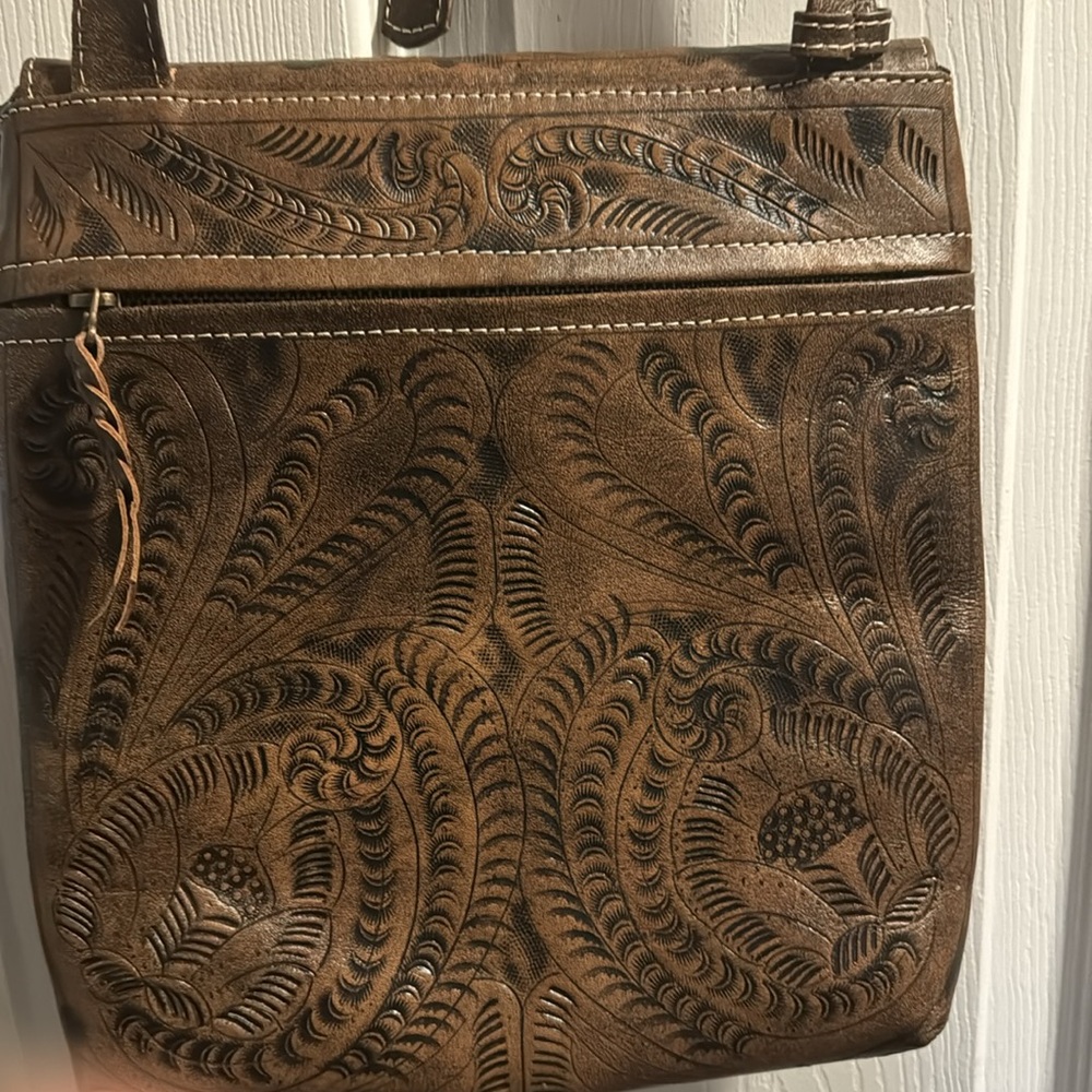 Leaders in Leather New without tags Leather shoulder bag.